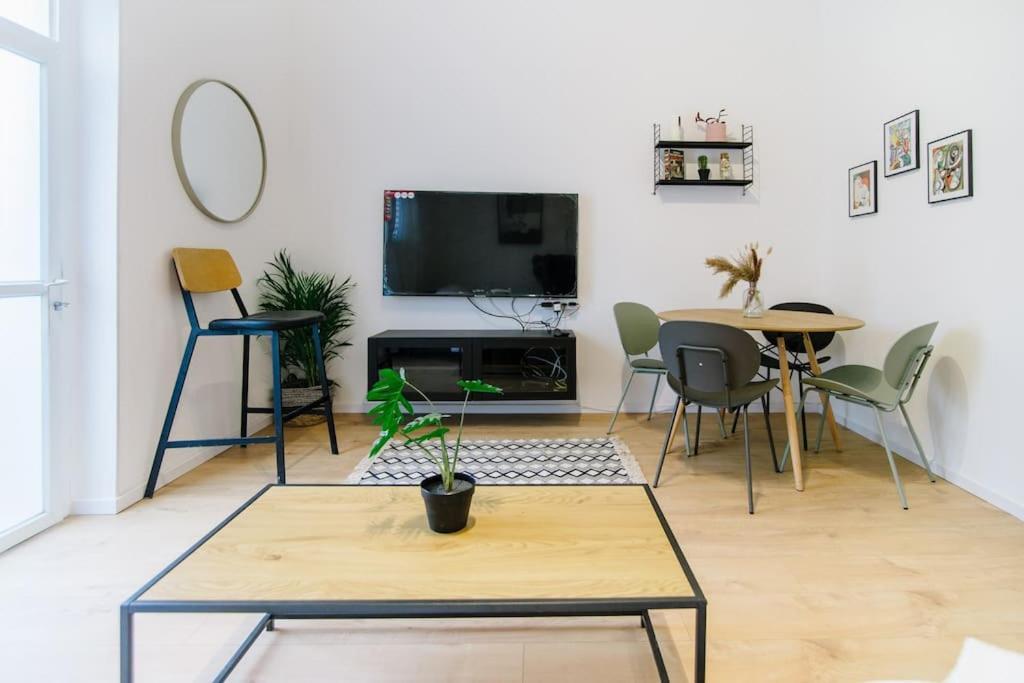 Cool 2 Bedrooms 2 Livingrooms