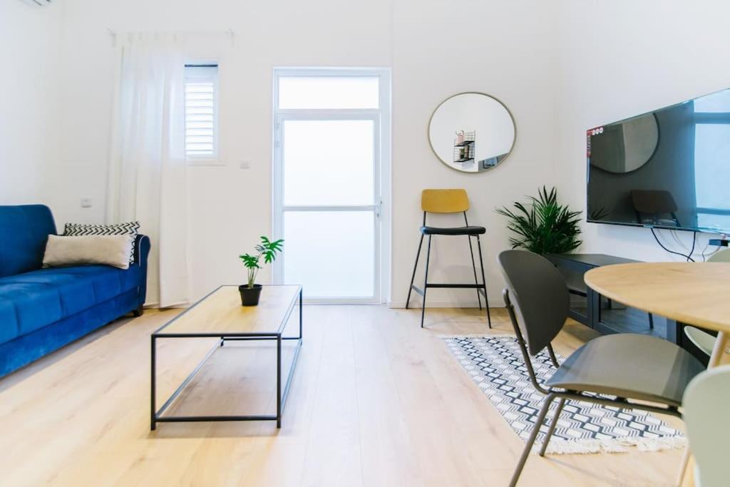 Cool 2 Bedrooms 2 Livingrooms