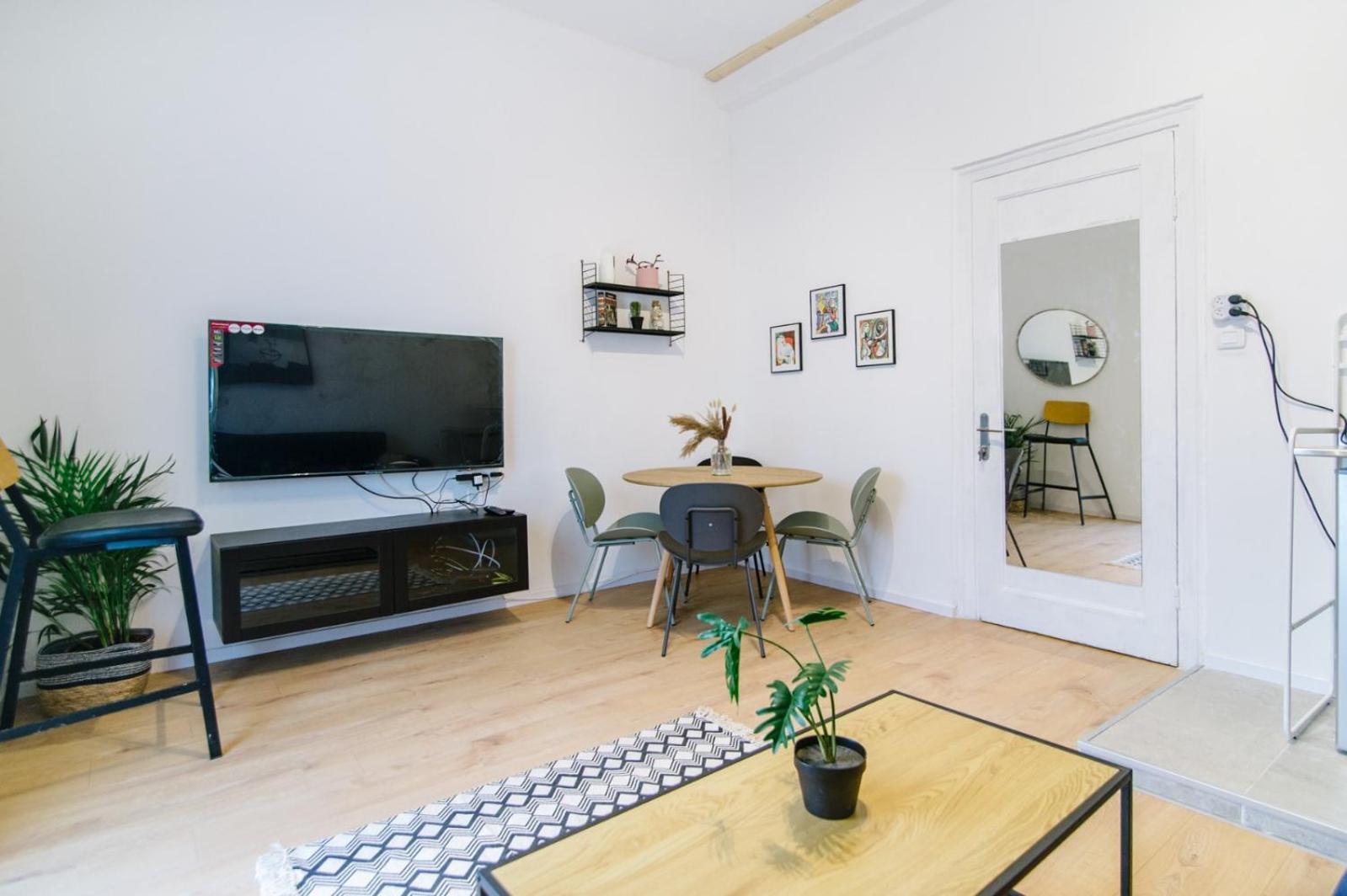 Cool 2 Bedrooms 2 Livingrooms Apartment *